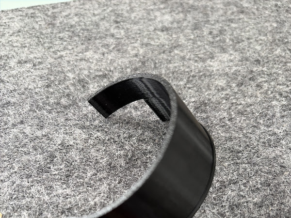 Customer close-up of the curved edge of the black 3D-printed bracket